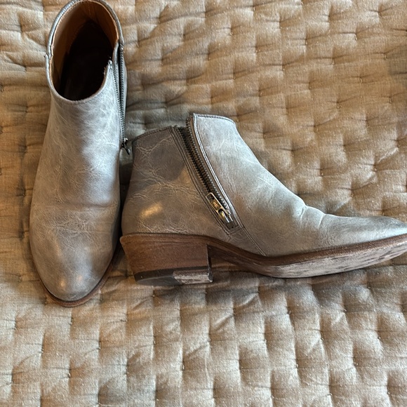 Beautiful gray leather Frye booties. - Picture 5 of 5